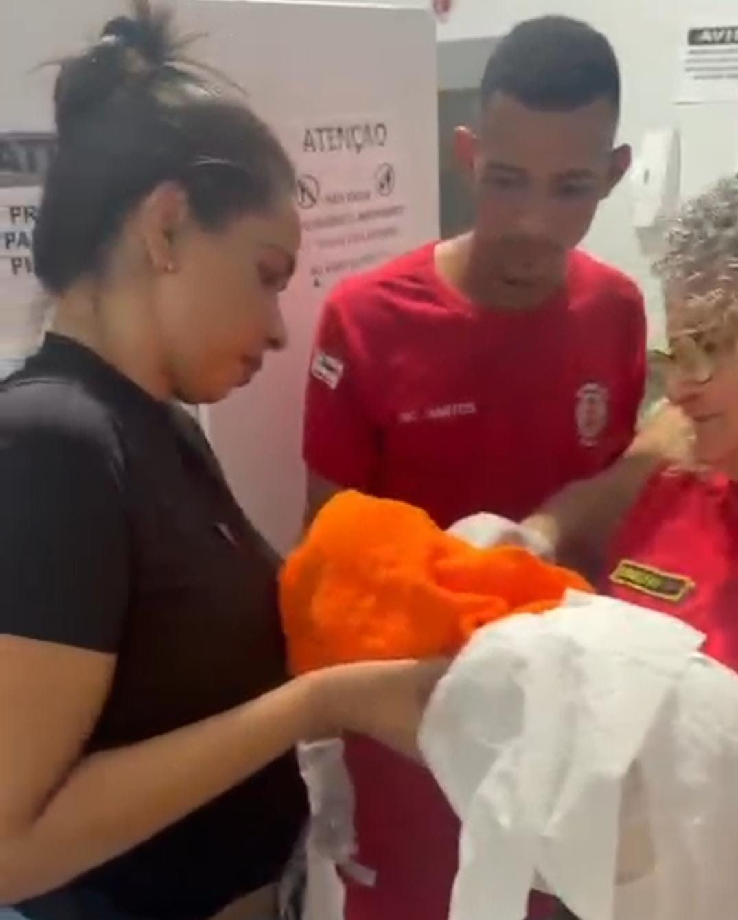 RECÉM-NASCIDO É ENCONTRADO EM LIXEIRA DE BANHEIRO NO CENTRO COMERCIAL DE CAMAÇARI